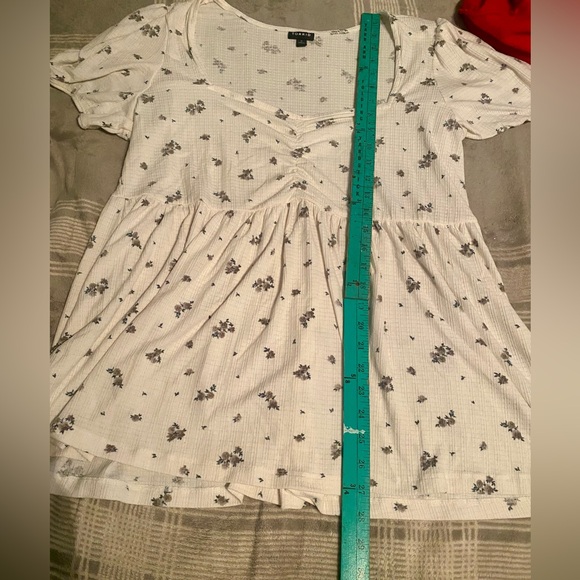 Torrid Lilith Ditsy floral top size 2 (2x 18-20) in cream color - Picture 8 of 8